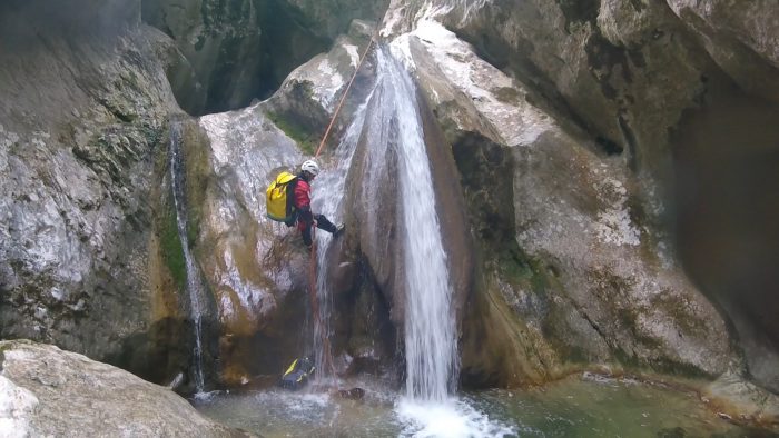 Descente en rappel dans Planfaé - un canyoning nature près de Nice - journée intermédiaire