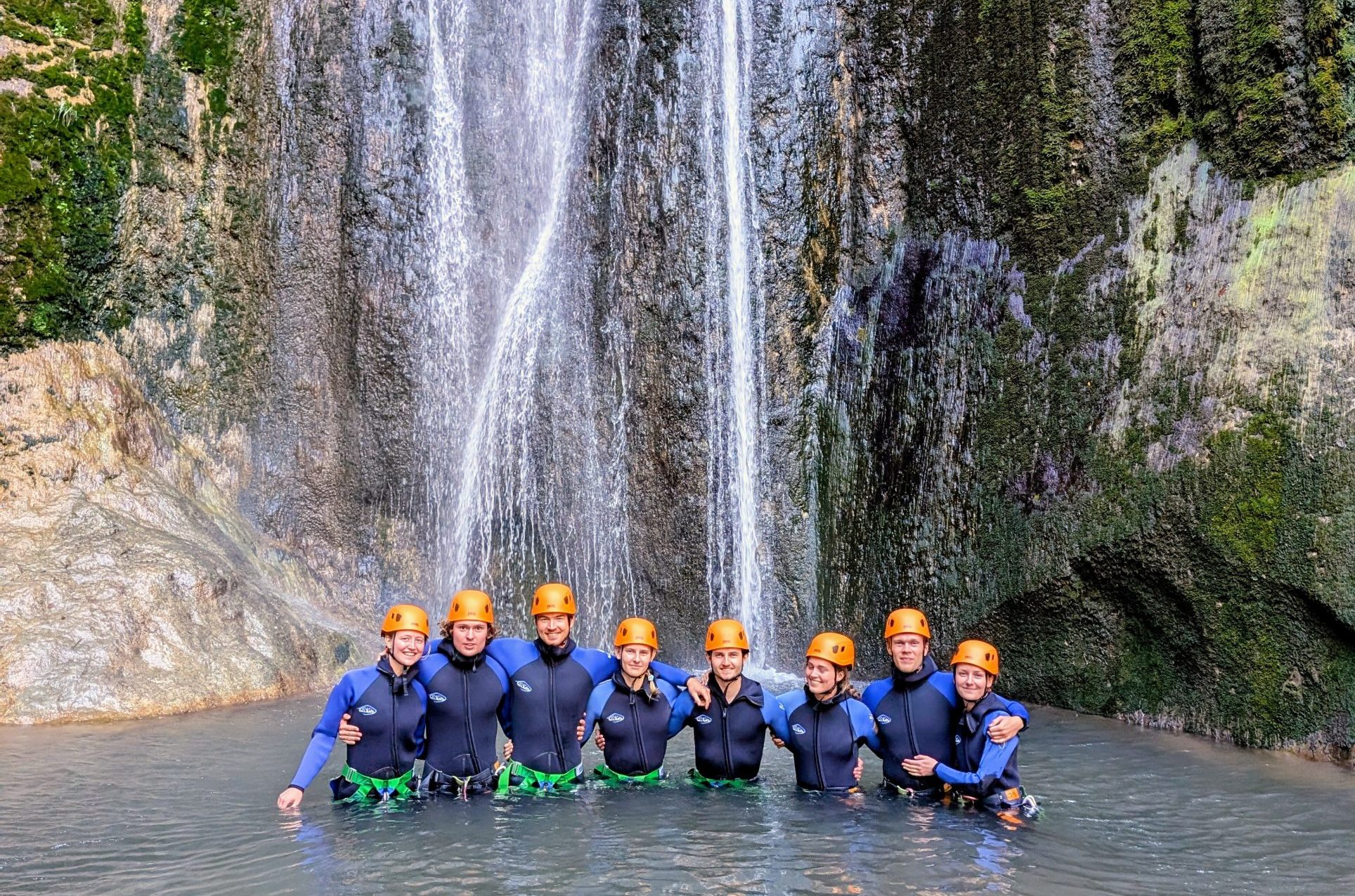 groupe d'amis canyoning sportif